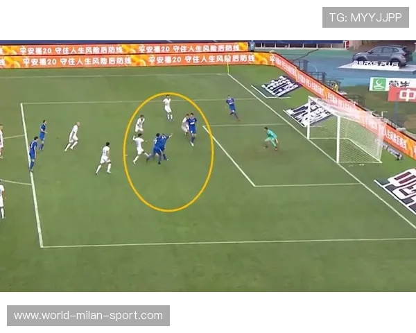 上海申花中路小范围配合，连续一脚出球撕开口子